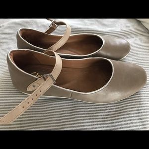 Clarke’s Sz 7 taupe Mary Janes
